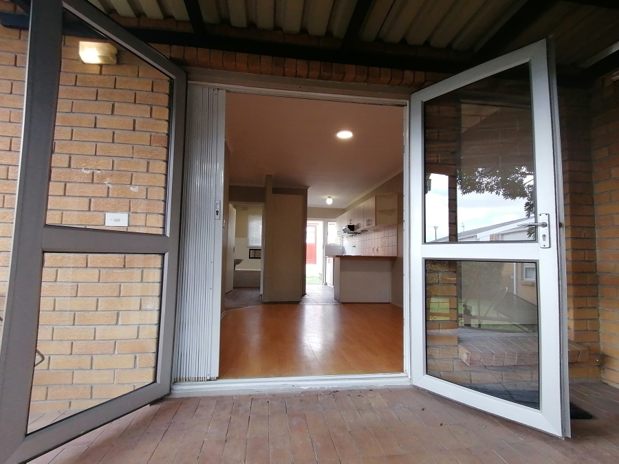 2 Bedroom Property for Sale in Oakglen Western Cape